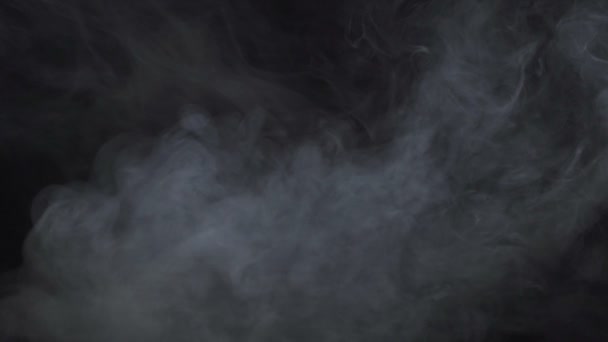 Vapor de cigarrillo blanco sobre fondo negro — Vídeos de Stock