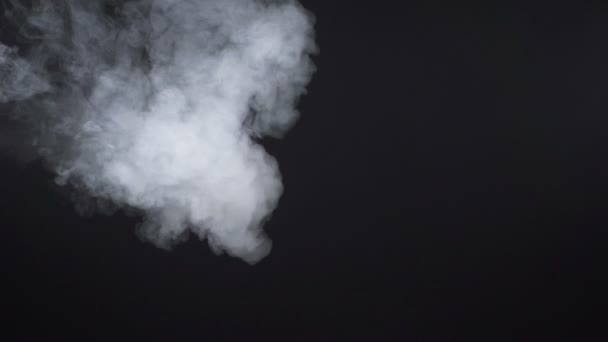 Brouillard de cigarette nuageux sur fond noir — Video