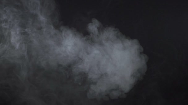 Brume de cigarette nuageuse sur fond noir — Video