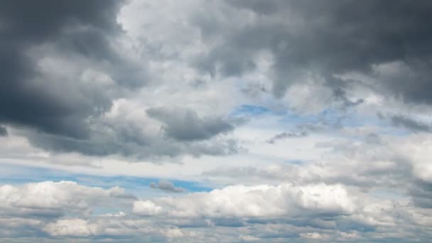 Vídeo de nuvens chuvosas no céu azul — Vídeo de Stock