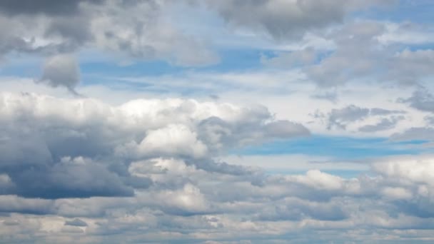 Видео облаков на голубом небе летом — стоковое видео