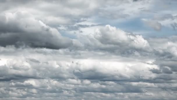 Disparo de nubes de tormenta en el cielo azul — Vídeo de stock