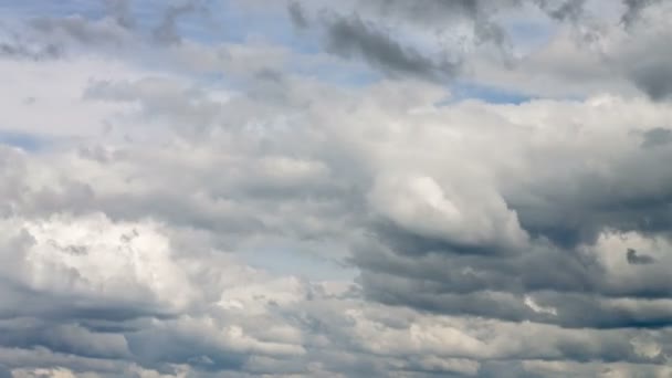 Видео облаков на небе летом — стоковое видео
