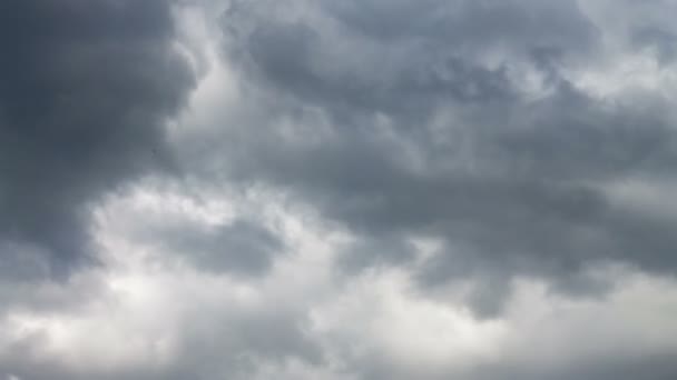 Bilder von regnerischen Wolken am blauen Himmel — Stockvideo