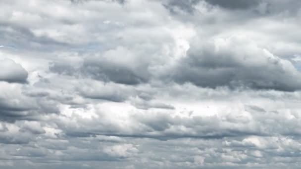 Video of gray clouds on blue sky — Stock Video