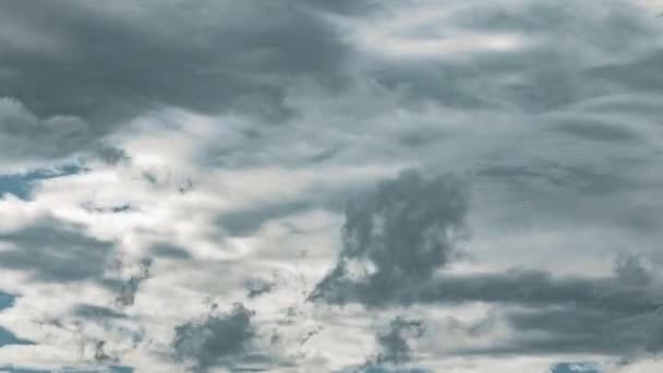 Video de nubes grises en el cielo azul — Vídeo de stock