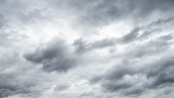 Vidéo de nuages orageux sur ciel bleu 