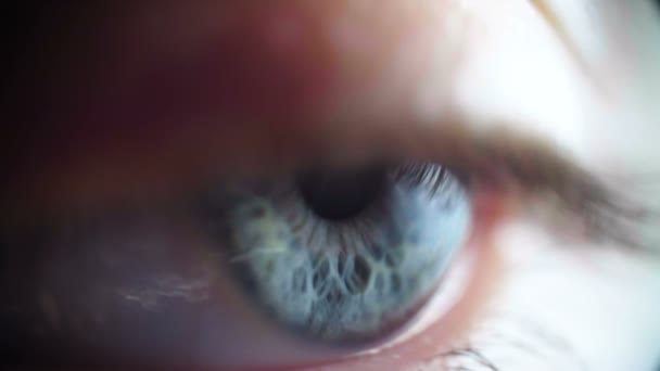 Крупный план стрельбы голубым женским глазом — стоковое видео