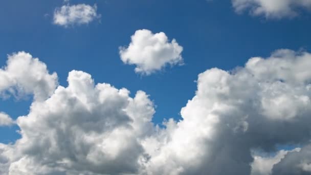 Beaux nuages sur le ciel en été
