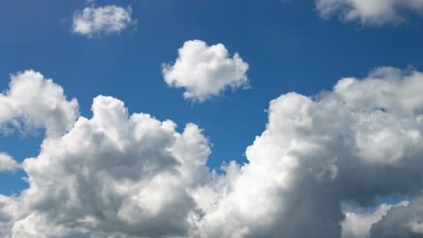 Hermosas nubes en el cielo en verano — Vídeo de stock