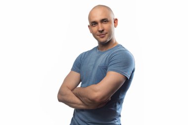 Kolları çapraz kel adam fotoğrafı