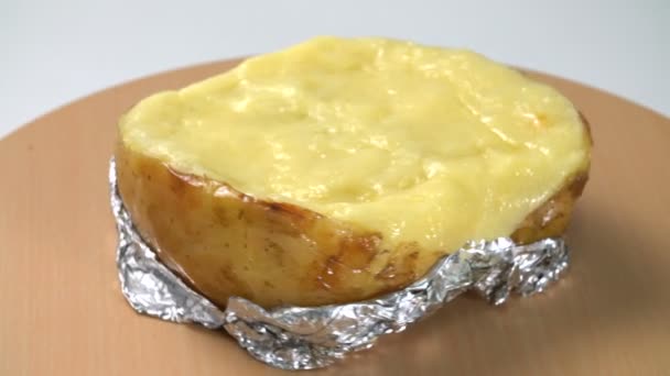 Видео вращающейся запеченной картошки — стоковое видео