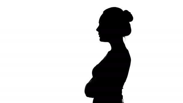 Silhouette femme de profil avec bras croisés sur fond blanc — Video