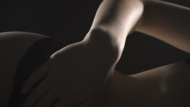 Mujer sexual acostada en ropa interior negra — Vídeos de Stock