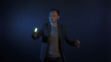 Işıklı illüzyonist adamın videosu