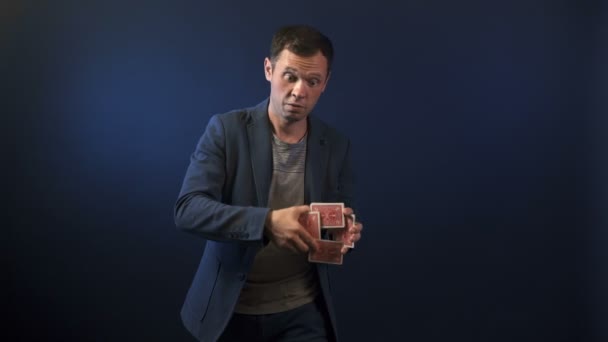Homem intérprete com cartas de jogo — Vídeo de Stock