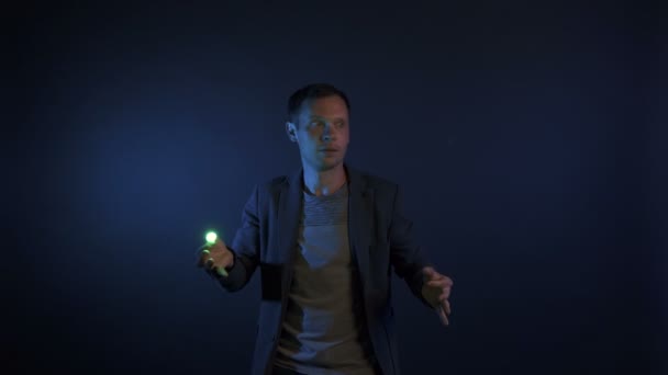 Trükk a bűvész ember fények — Stock videók