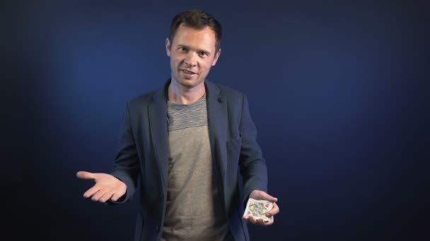 Человек показывает фокус с игральными картами — стоковое видео