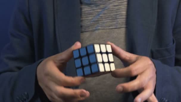 Взрослый фокусник показывает фокус с кубиком Рубикса — стоковое видео
