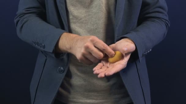 Magician pokazując sztuczkę z miękkimi piłkami — Wideo stockowe