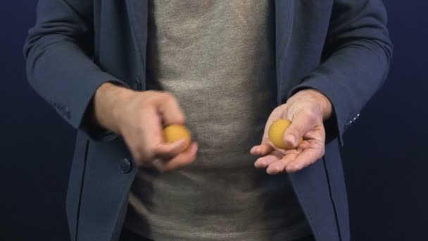 Wykonawca pokazując sztuczkę z miękkimi piłkami — Wideo stockowe
