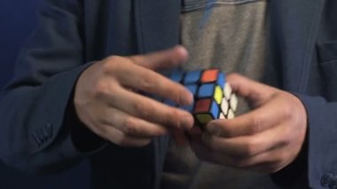 Rubiks küpü ile hile gösteren sanatçı