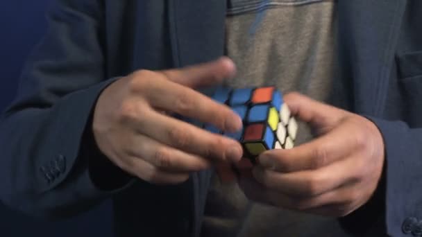 Umělec ukazující trik s kostkou Rubiks — Stock video