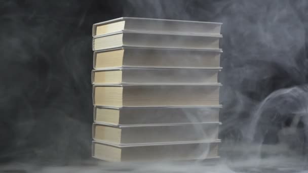 Tiro de libros entre el humo — Vídeo de stock