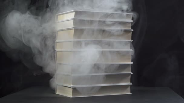 Ужасная стрельба по книгам среди дыма — стоковое видео