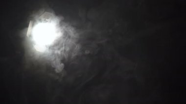 Duman bulutlarında spot ışığı videosu