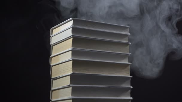 Libros y humo sobre fondo negro — Vídeos de Stock