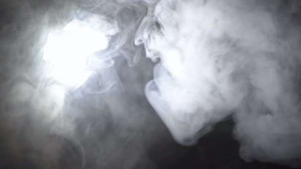 煙の白い雲の中のスポットライトのビデオ — ストック動画
