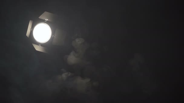 Natáčení podušek v bílých oblacích kouře — Stock video