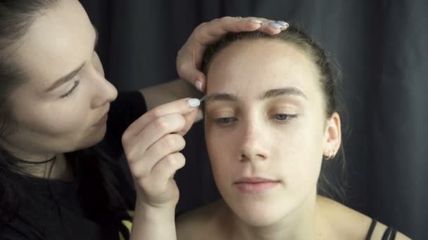 Video de maestro arrancando cejas — Vídeos de Stock