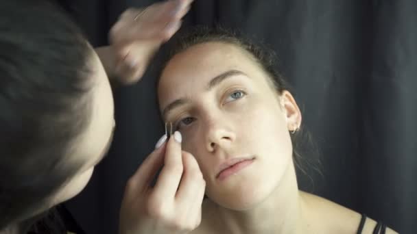 Vídeo de visagista arrancando sobrancelhas — Vídeo de Stock