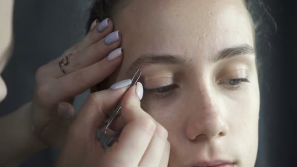 Erschießen von Visagisten beim Augenbrauenzupfen — Stockvideo