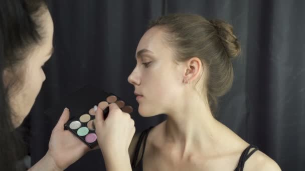 Video av Master tillämpa Foundation makeup — Stockvideo