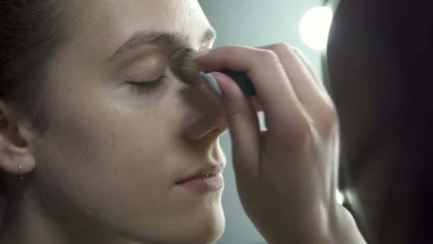 Visagist toepassing Foundation make-up — Stockvideo