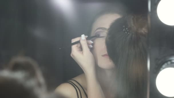 Tiro de mulher que aplica sombras oculares — Vídeo de Stock