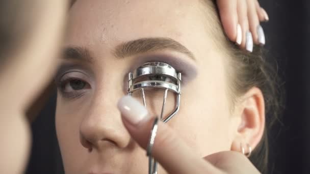 Visagista usando pinzas para pestañas en estudio de belleza — Vídeos de Stock