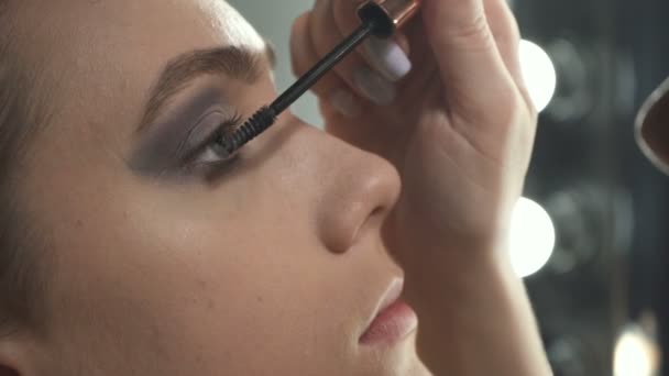 Sparatoria di donna che applica mascara nero — Video Stock