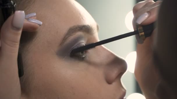 Vidéo de visagiste appliquant un mascara noir — Video