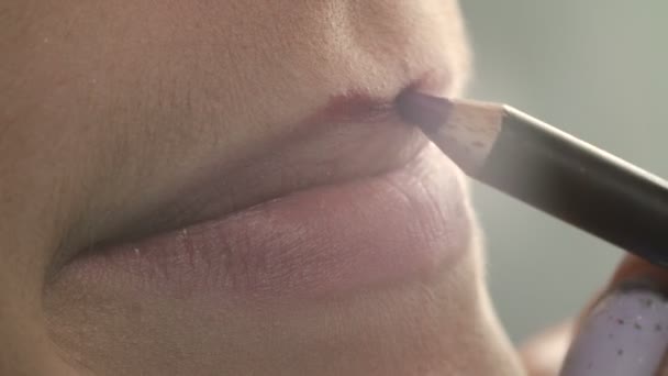 Schießen auf Meister, der Lippenstift aufsetzt — Stockvideo