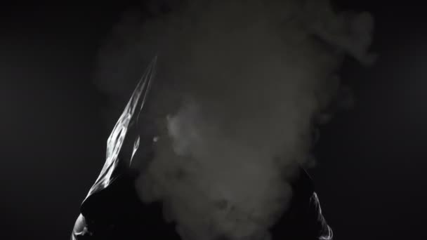 Video de hombre fumando en la capucha — Vídeos de Stock