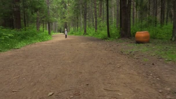 Videó a futás fáradt kisfiú — Stock videók