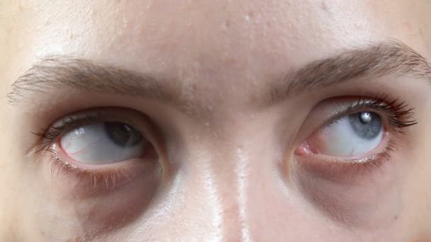 젊은 여자의 회전 눈 — 비디오