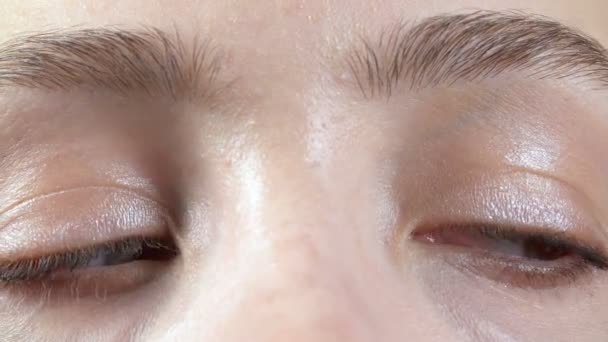 Schieten van jonge vrouw roterende ogen — Stockvideo