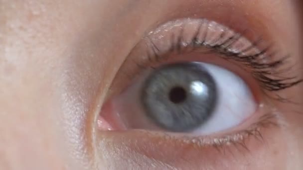 Видео, где девушка занимается гимнастикой для глаз — стоковое видео
