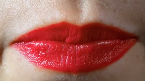 Primer plano de vídeo de labios parlantes rojos — Vídeos de Stock