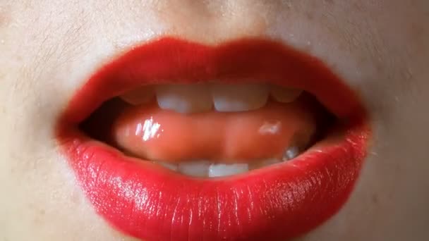 Primer plano de vídeo de rojo sensual hablando labios — Vídeo de stock